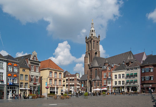 Christoffelkerk_und_Marktplatz_Roermond.jpg 